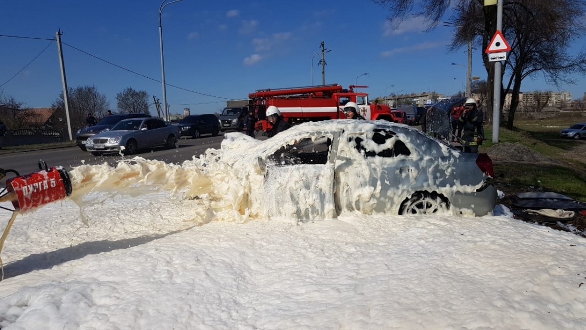 После ДТП в Павлограде загорелась машина