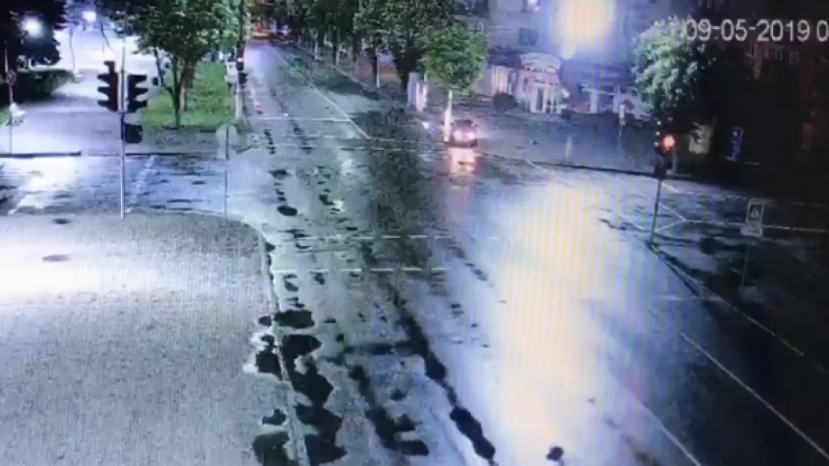 В Павлограде ищут водителя который сбил знак на улице Соборной и скрылся с места происшествия - видео