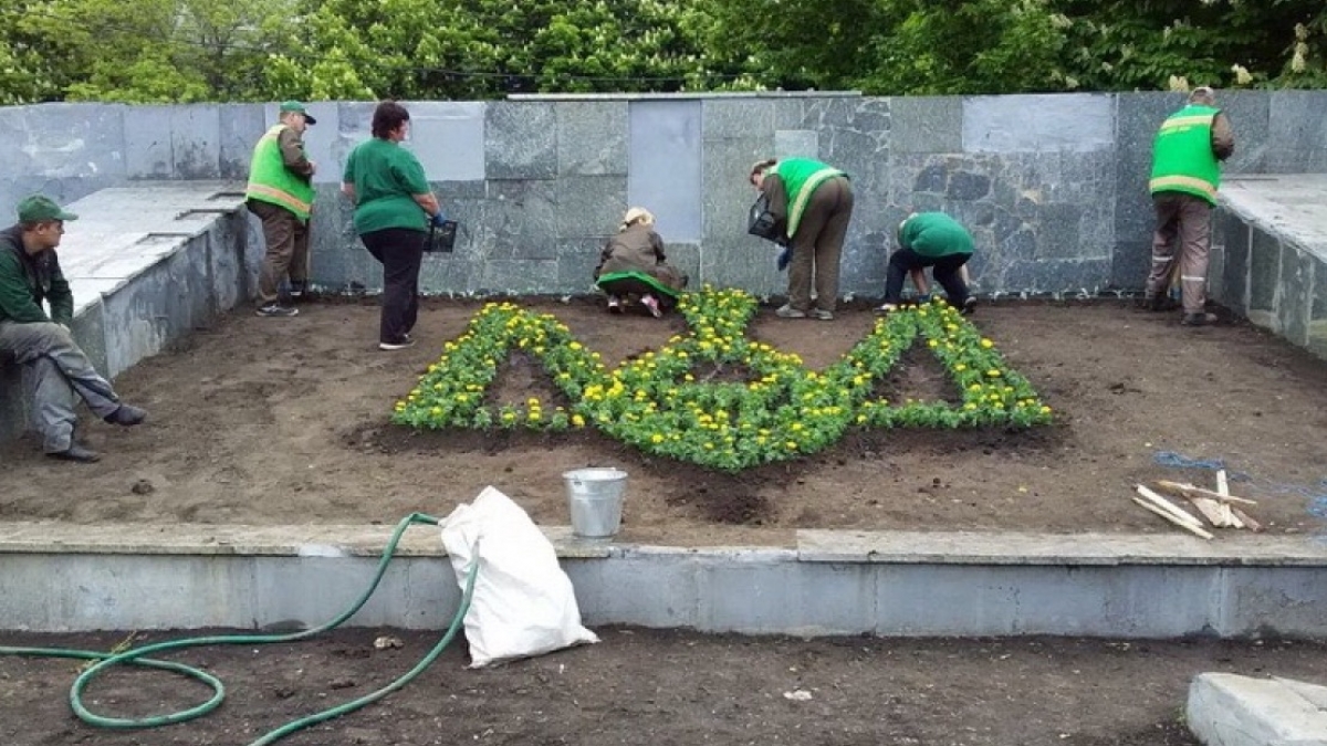 Большой тризуб из цветов разместился на клумбе площади Соборная