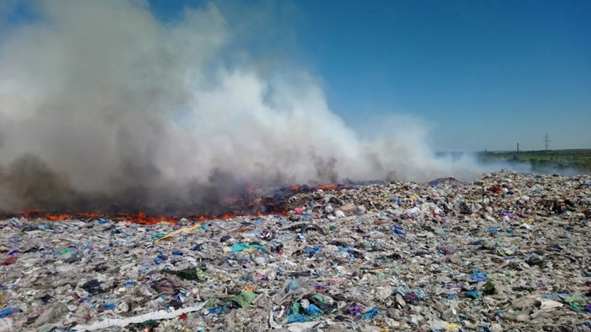 В Павлограде опять горела местная свалка - спасатели говорят об увеличении пожаров