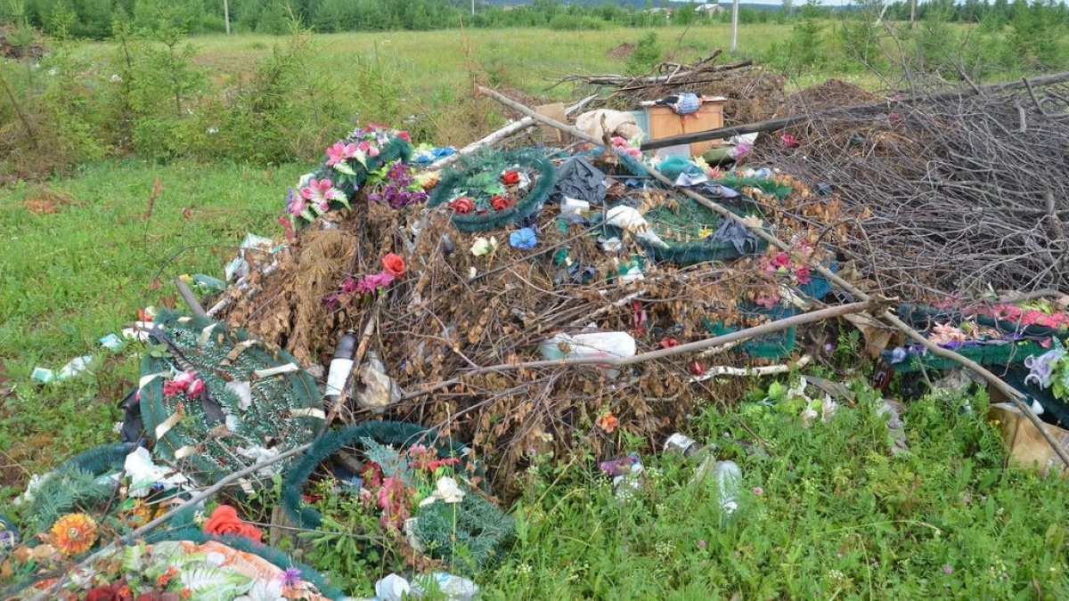 С павлоградских кладбищ комунальщики вывезли почти 40 тон венков