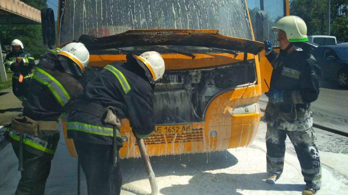 В Павлограде после пожара в маршрутке №13, перевозчик отказывается помогать пострадавшим