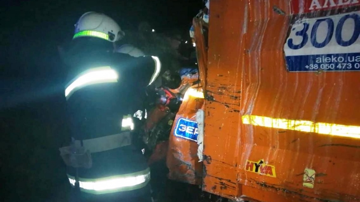 Полиция ищет свидетелей вчерашнего ДТП с участием двух грузовых автомобилей, в которой один из водителей погиб