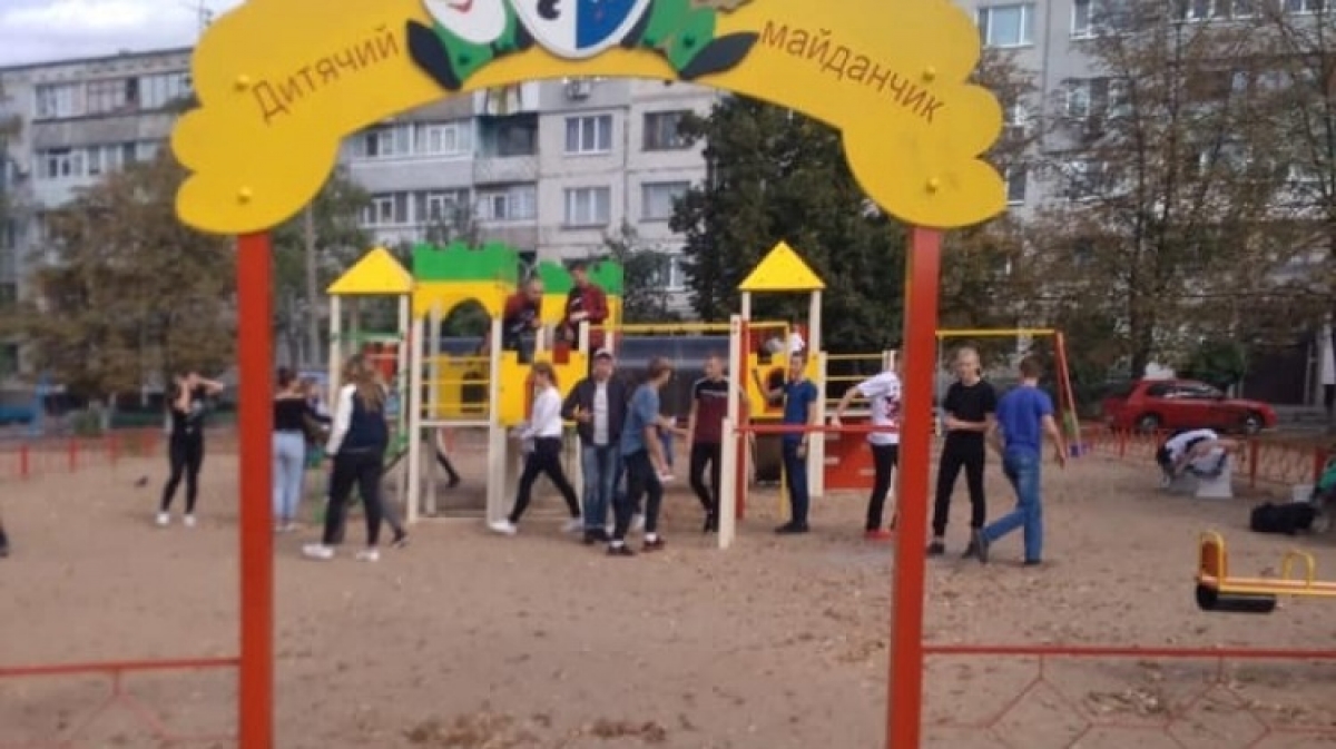 Кто ломает детские площадки в Палограде?