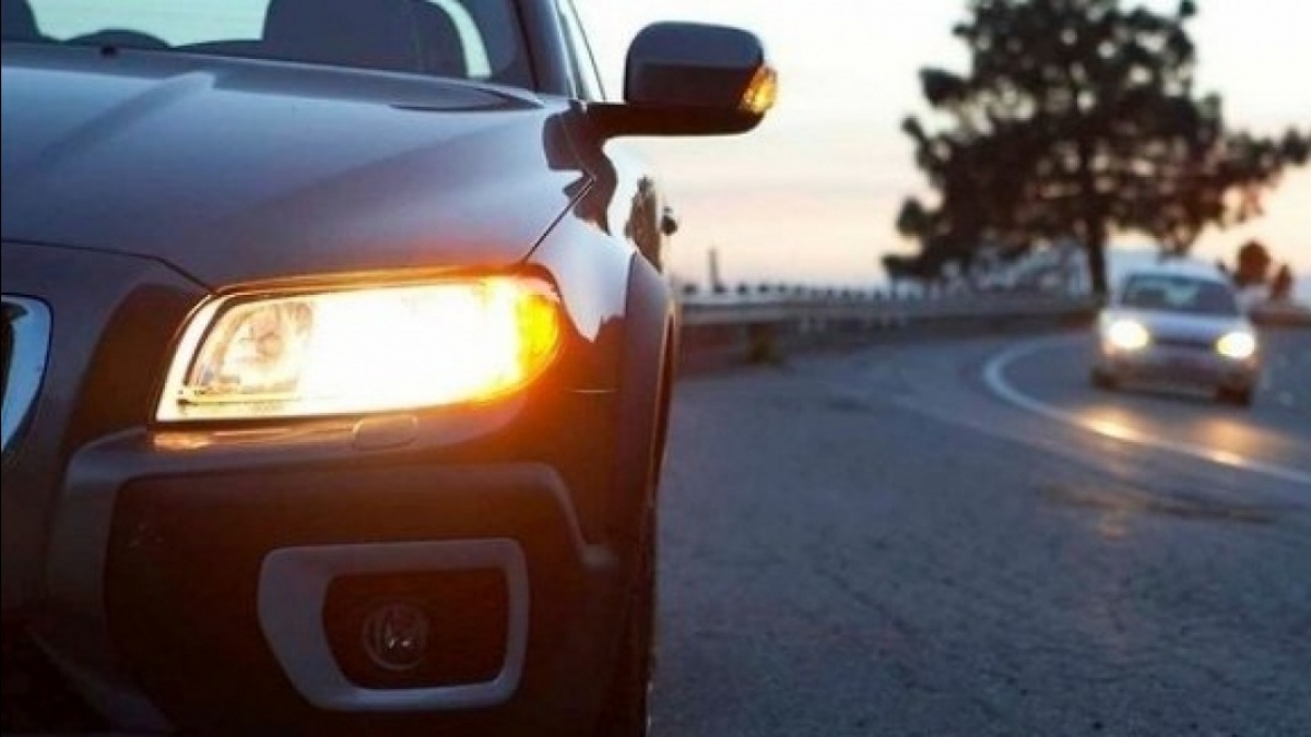 С сегодняшнего дня нужно включать ближний свет фар