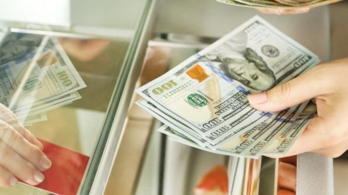 Наличный доллар еще больше упал в цене перед выходными