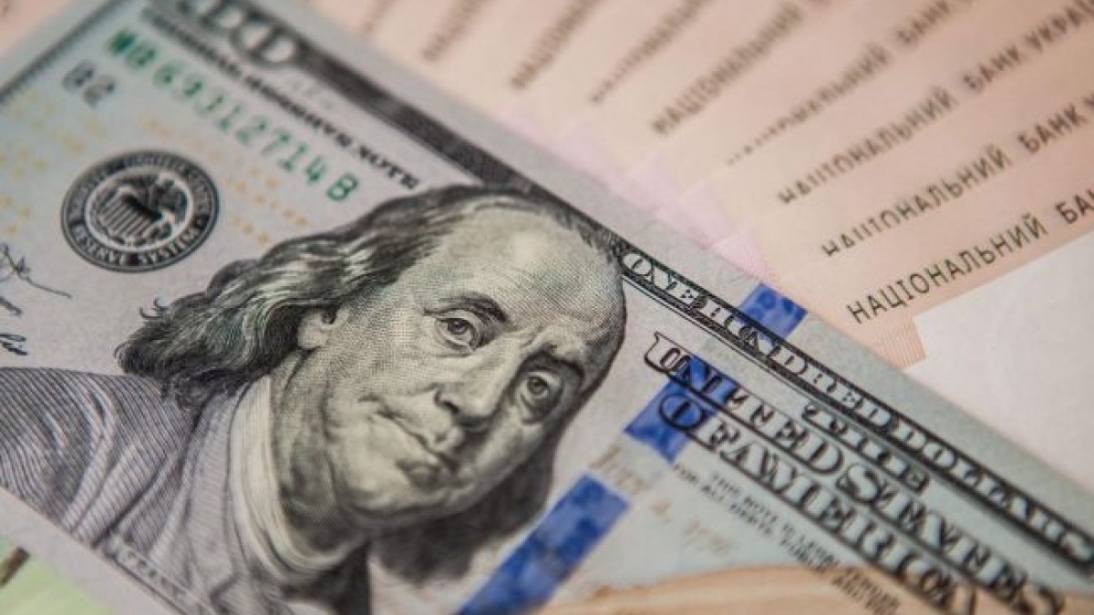 Доллар снова стоит меньше 25 гривен
