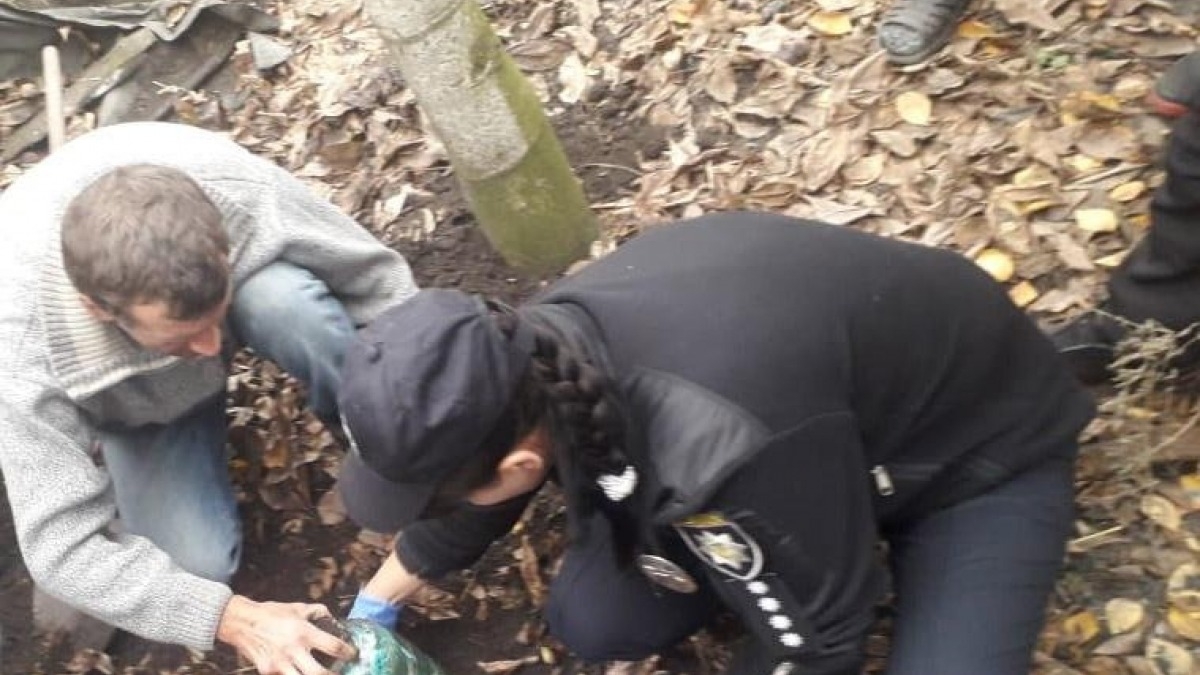 В Богдановке полицейские обнаружили закопанные в землю банки с марихуаной