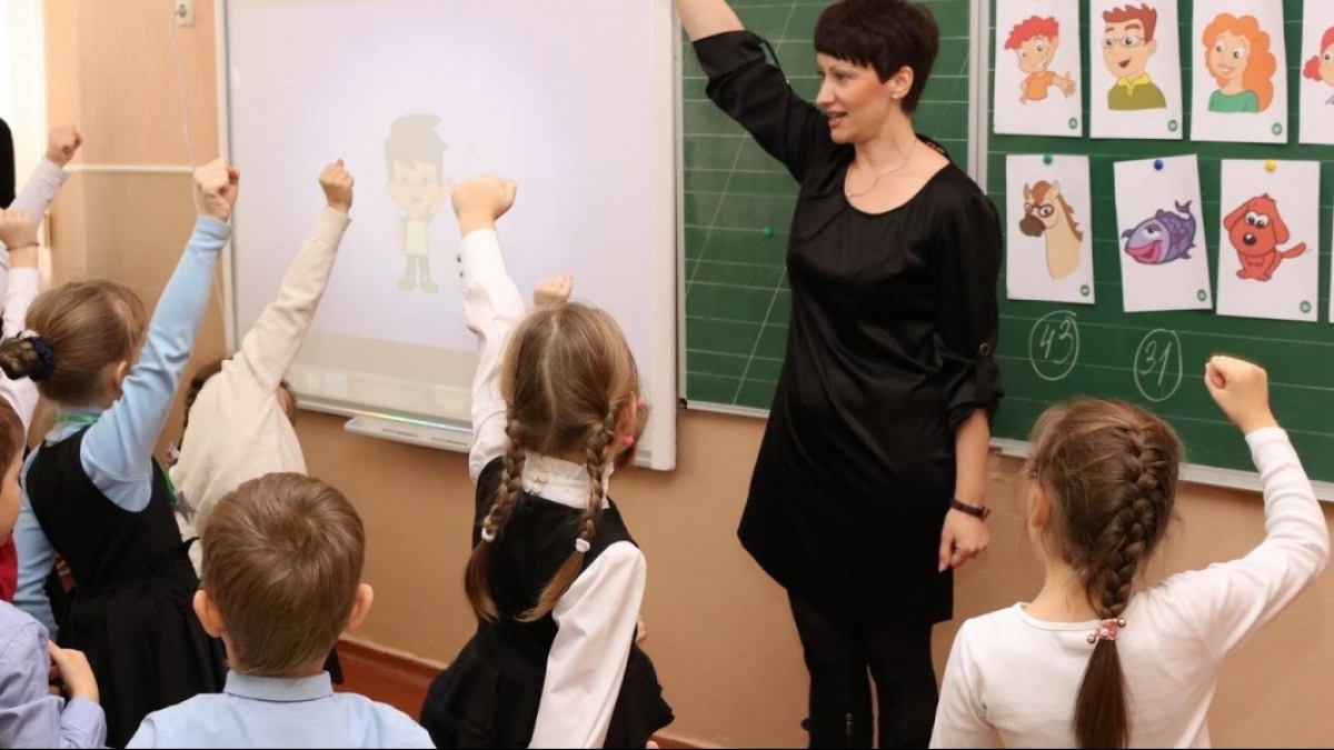 Учителям поднимут зарплату на 9%, а 