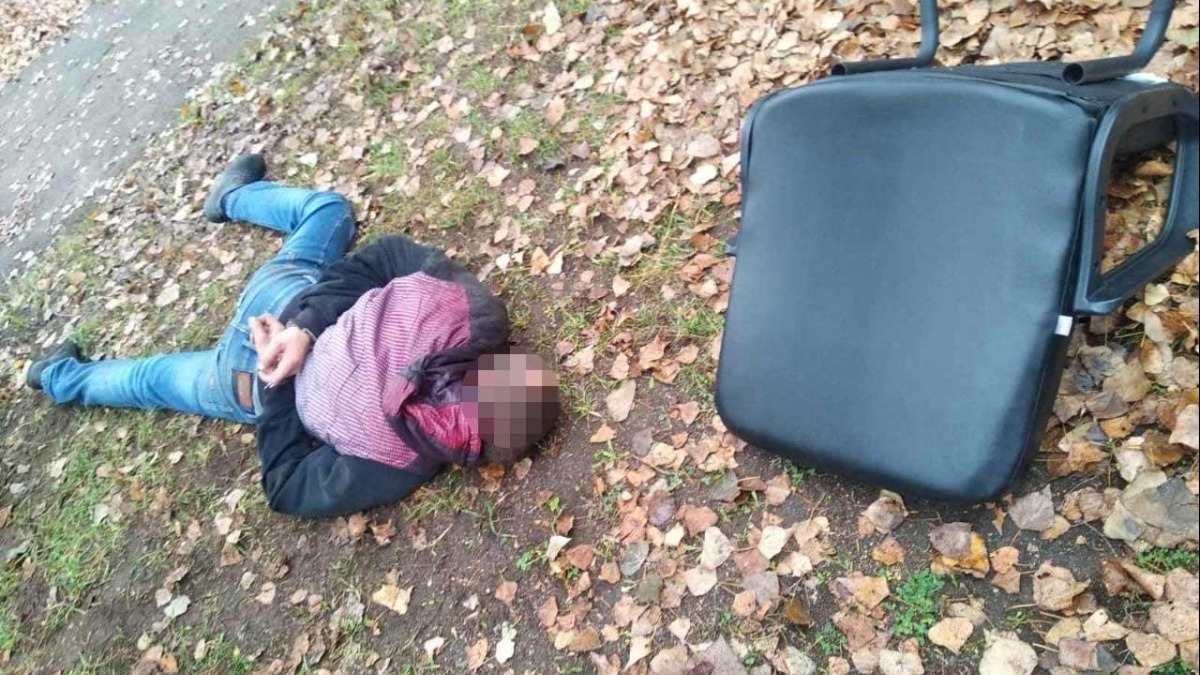 Пьяный павлоградец украл кожаное кресло из развлекательного заведения