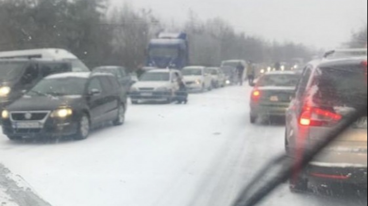 Дорожные службы области сообщили куда звонить если попали в снежный занос или застряли на трассе