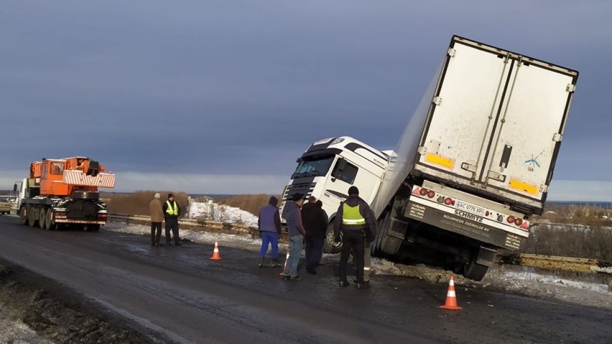 В Павлограде фура едва не слетела с моста