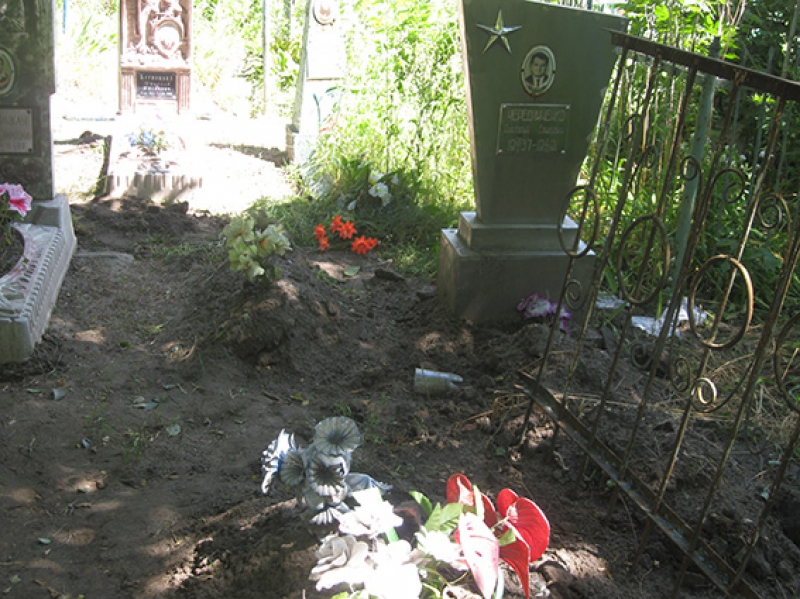 Павлоградец надругался над могилой