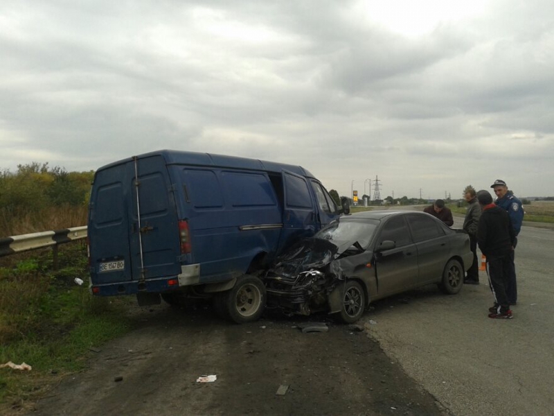 Под Павлоградом легковой автомобиль влетел в 