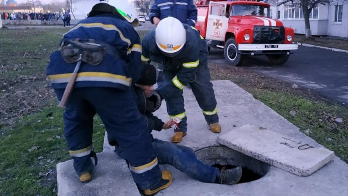 В Терновке спасли мужчину который упал в люк