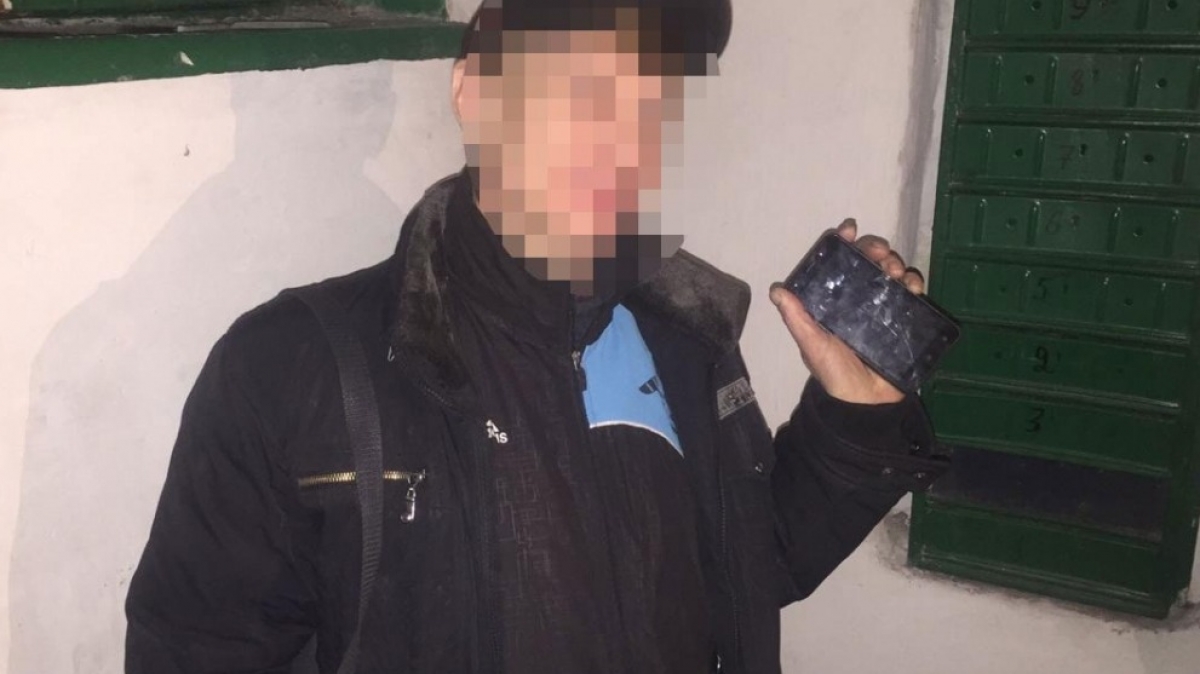 В Першотравенске полиция задержала мужчину, который похитил мобильный телефон