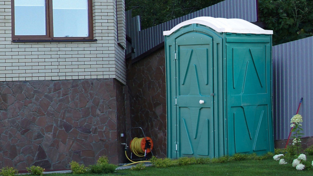 Как выбрать мобильный туалет для дачи