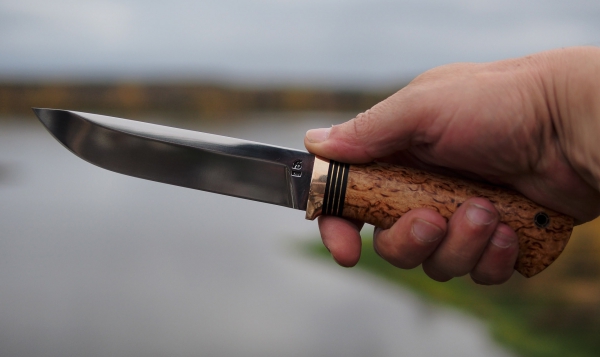 Попытка суицида: павлоградец ударил себя в живот ножом и отказался от операции