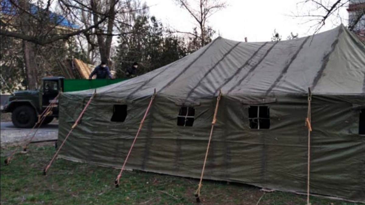 Уже в 8 городах области вблизи больниц установили палатки для приема больных