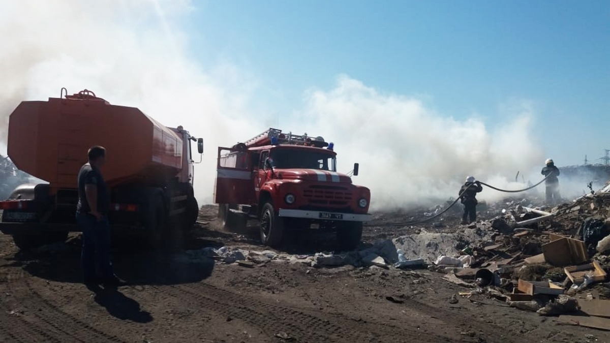 Больше трех часов спасатели тушили пожар на свалке бытовых отходов в Павлоградском районе