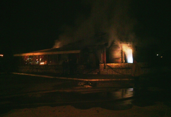 Неизвестные подожгли кафе 