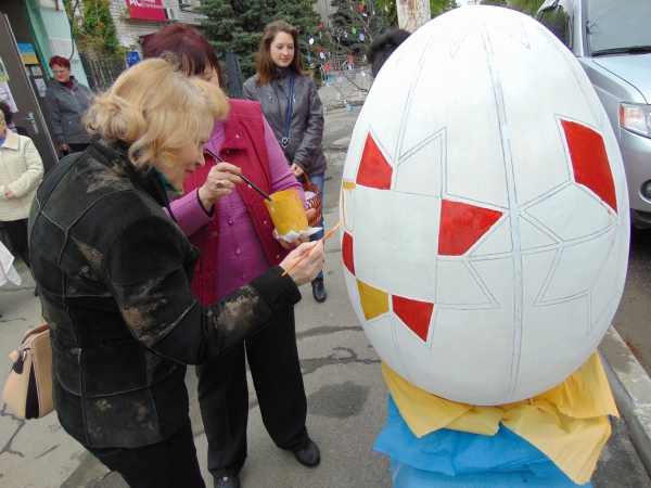 В Павлограде расписали огромное яйцо
