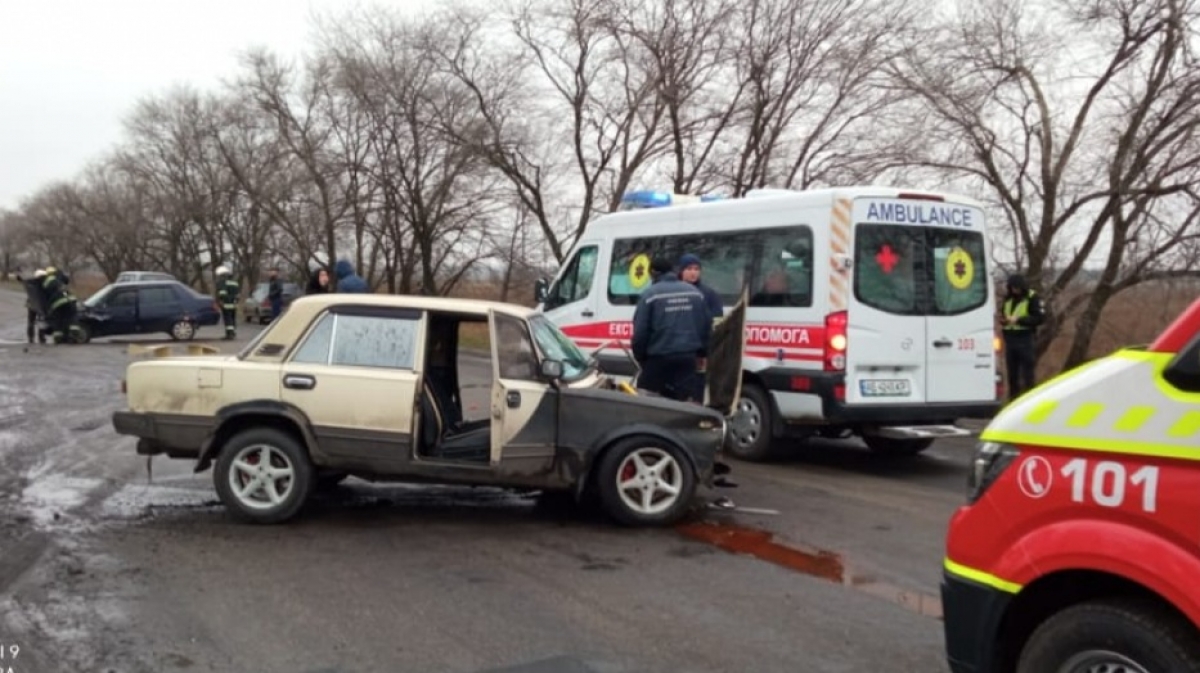 ДТП между Павлоградом и Вербками - одного из водителей пришлось извлекать из машины спасателям