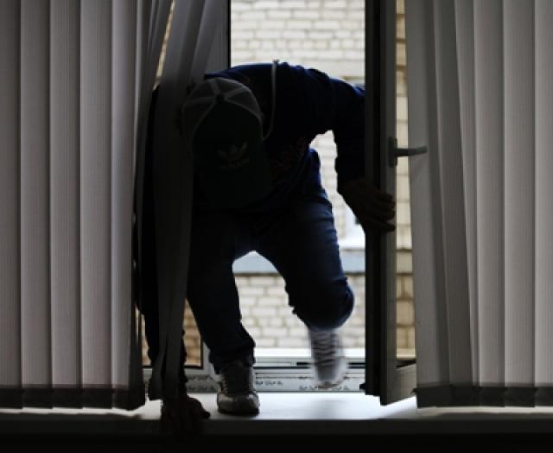 Воры залезли в квартиру к павлоградцам, когда те спали