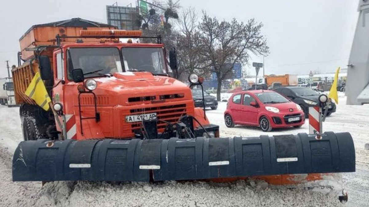 Из-за сильных снегопадов в Украине закрывают трассы в нескольких областях