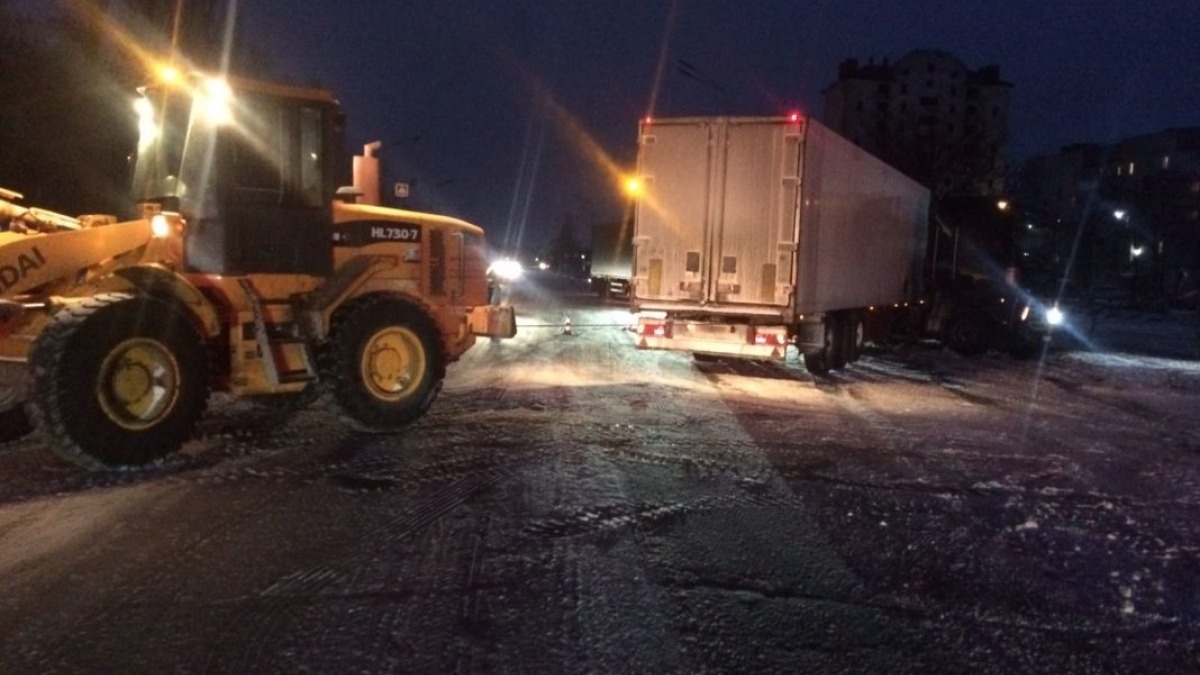 В Павлограде коммунальщики спасали из снежного плена грузовик