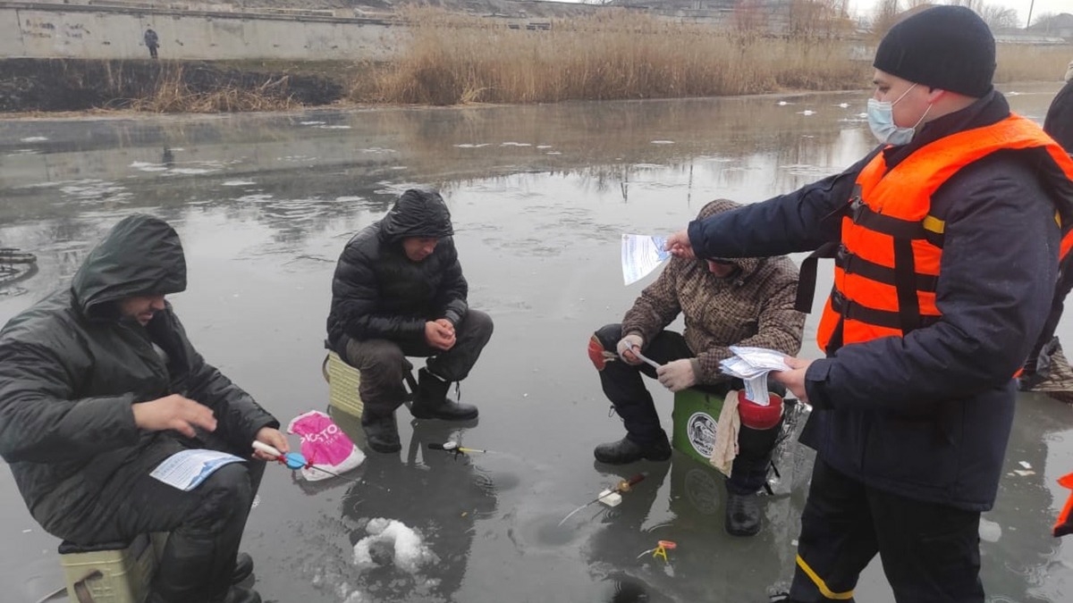 В Павлограде спасатели провели рейд в местах зимней рыбалки