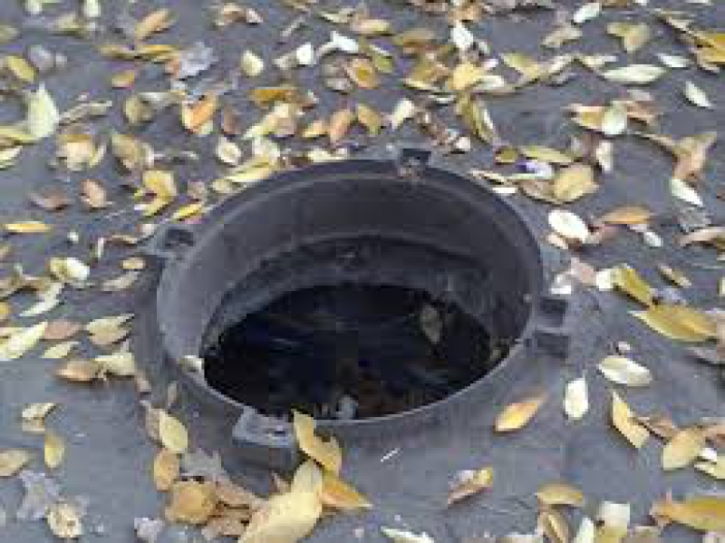 Отец с 6-летним сыном провалились в канализационный люк