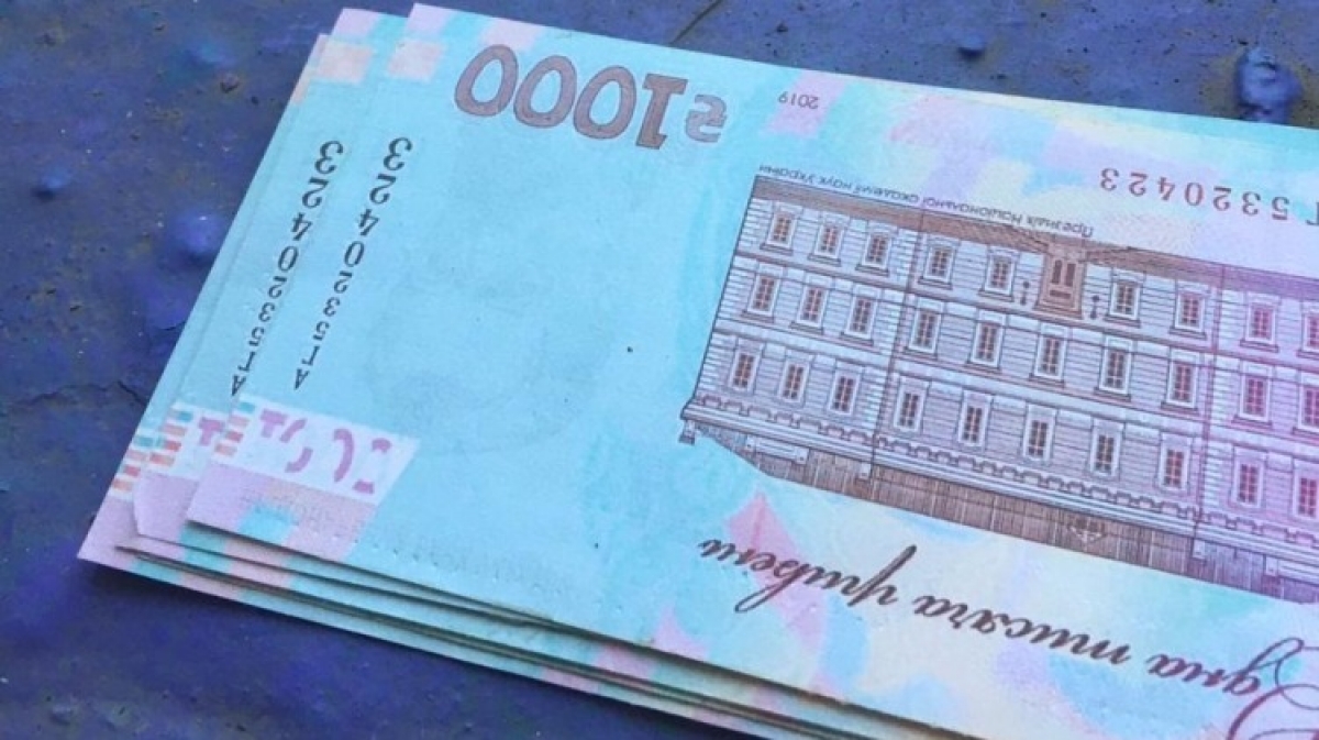 В Першотравенске полицейские задержали женщину, которая рассчитывалась сувенирными купюрами