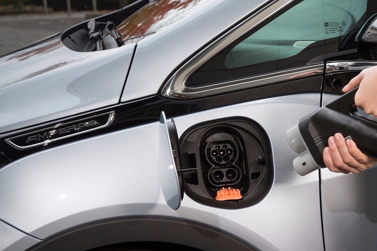 Председатель Павлоградской РГА Сергей Рублевский нашел бесплатный источник электроэнергии для зарядки своего электромобиля 