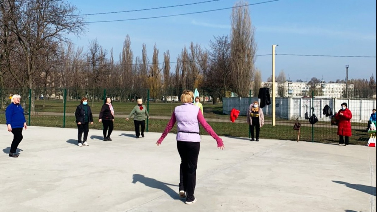 В Павлограде пенсионеров оздоравливают на свежем воздухе