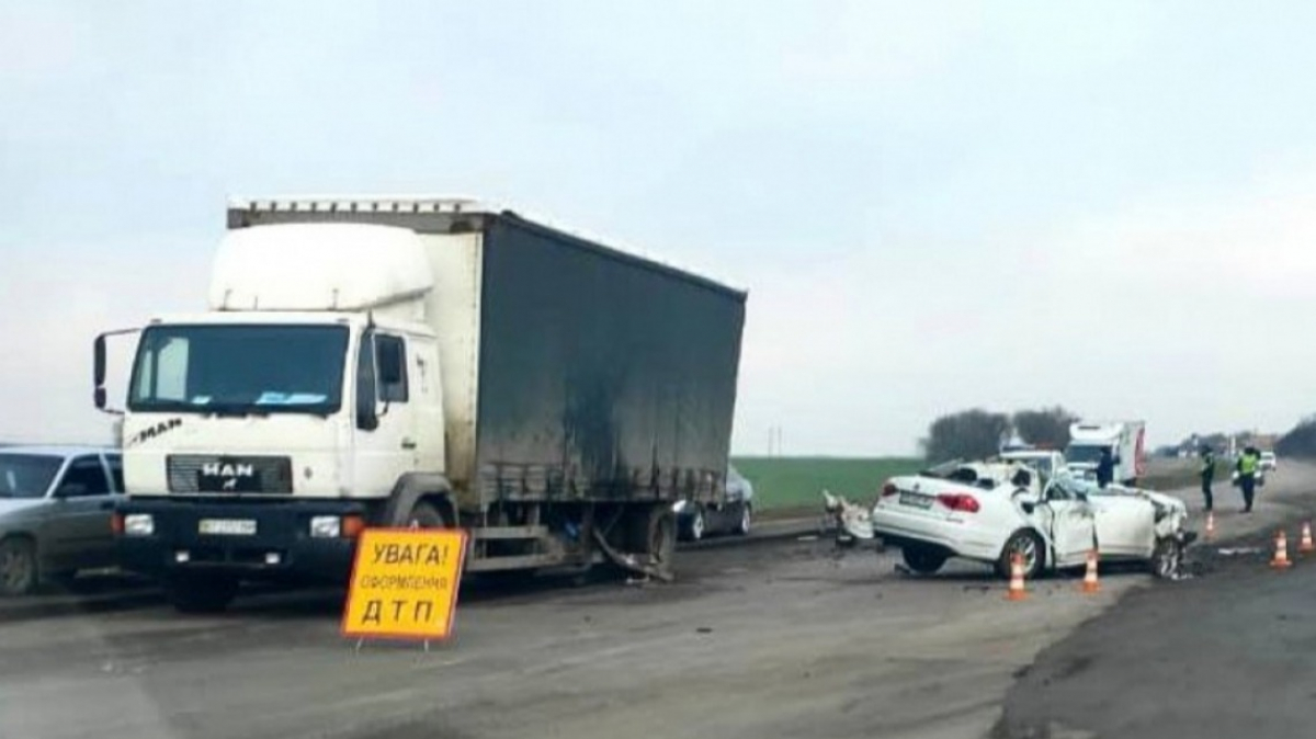 ДТП под Богуславом: Легковушка на скорости врезалась в грузовик (видео)