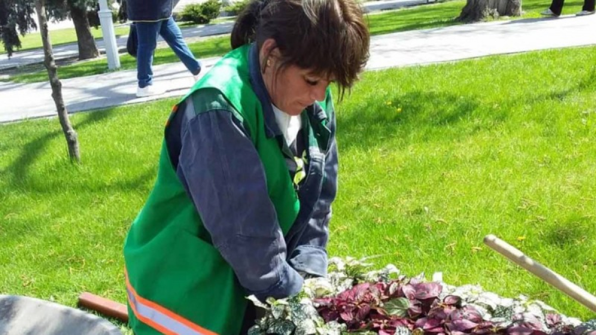 Павлоградские коммунальщики готовят новую цветочную фотозону и обновляют клумбы