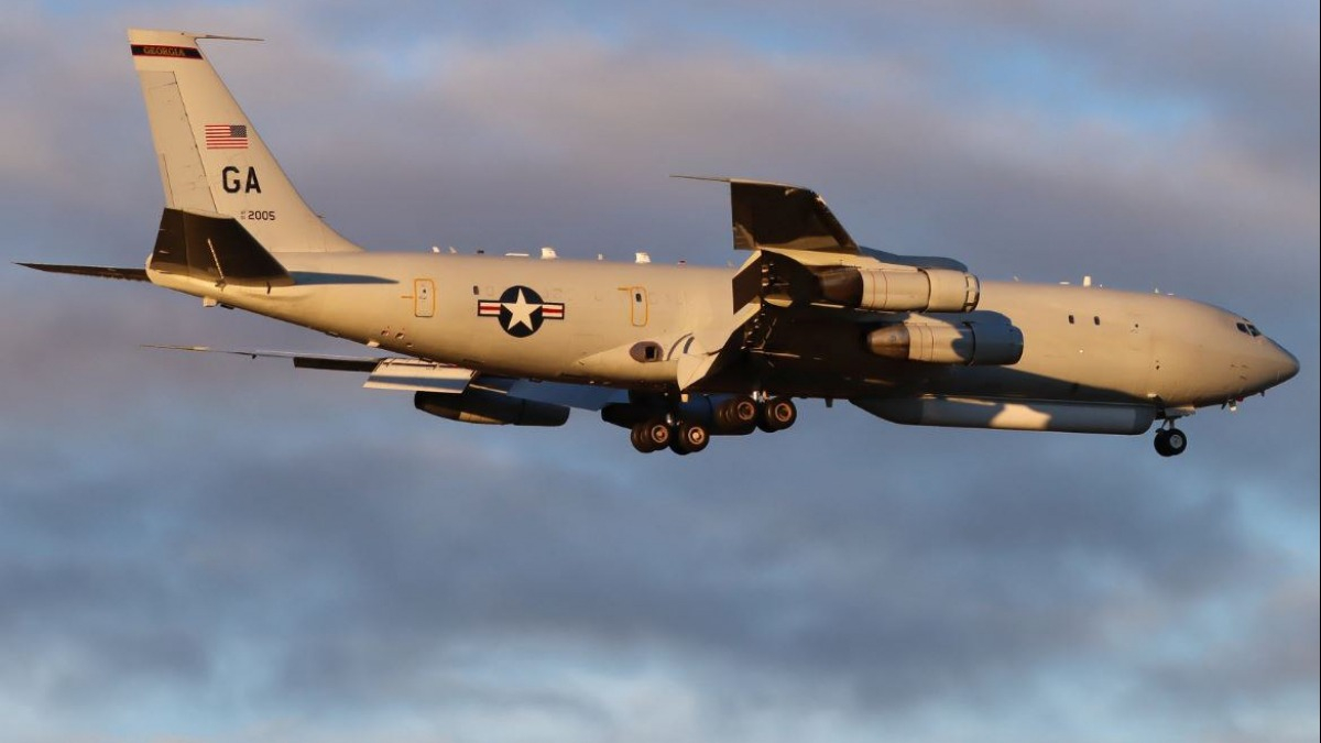 Над Западным Донбассом весь день кружил самолет-разведчик боевого управления ВВС США 