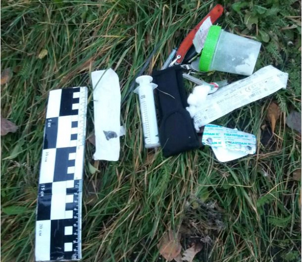 Мужчина под кайфом разгуливал по улицам с ножами и наркотиками в кармане