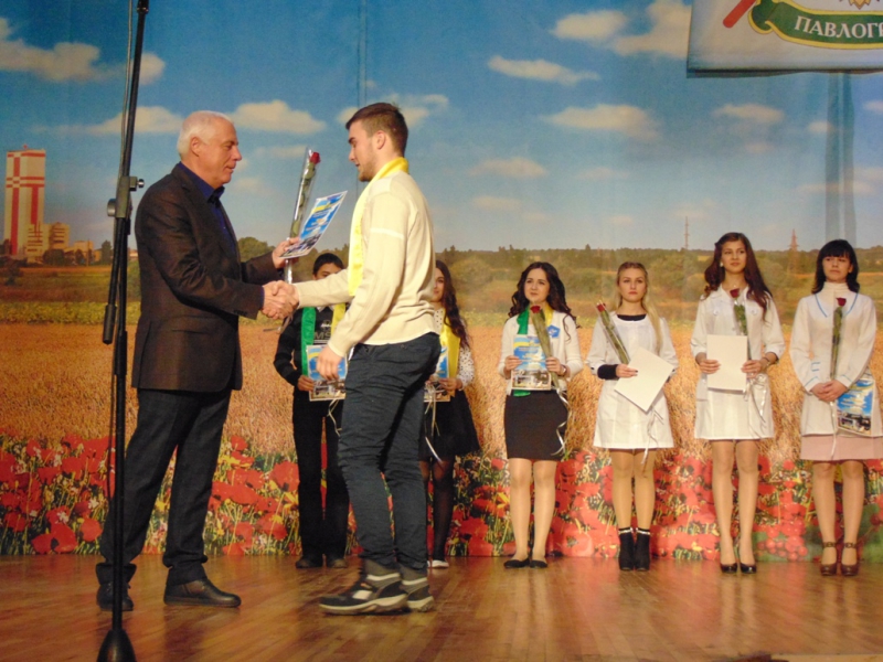 Лучших студентов и старшеклассников Павлограда наградили стипендией городского головы
