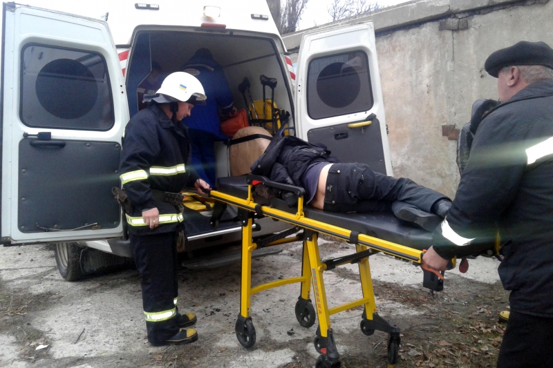 Двое павлоградцев упали с трехметровой высоты на берег реки