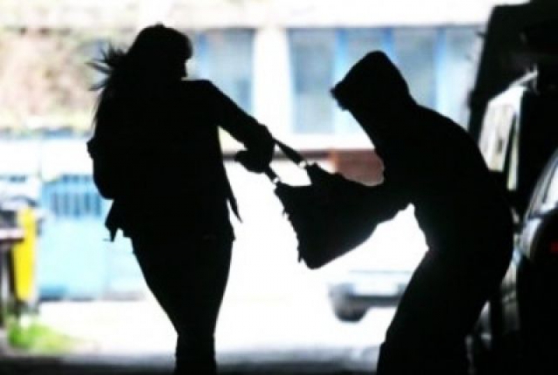 В Павлограде у женщины грабители отобрали сумку, а у 78-летнего пенсионера - кошелек