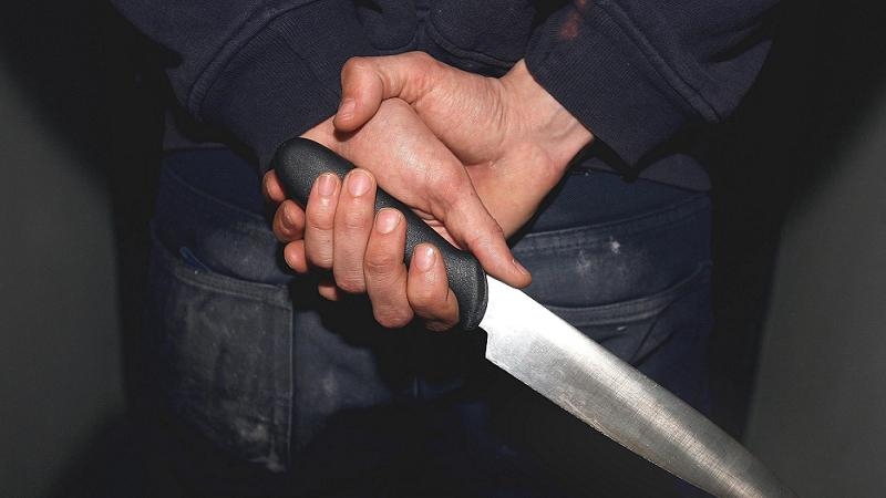 Мужчина получил удар ножом в спину от друга на Павлоградщине