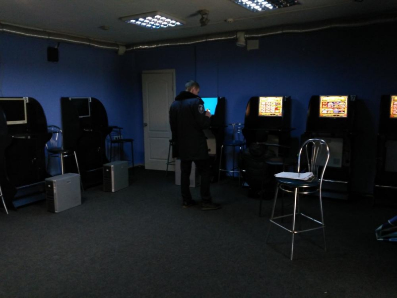 В Терновке полицейские накрыли зал игровых автоматов