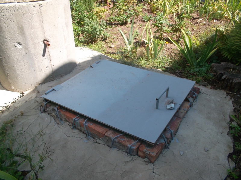 Двое жителей Павлоградщины решили подзаработать и украли... крышку люка