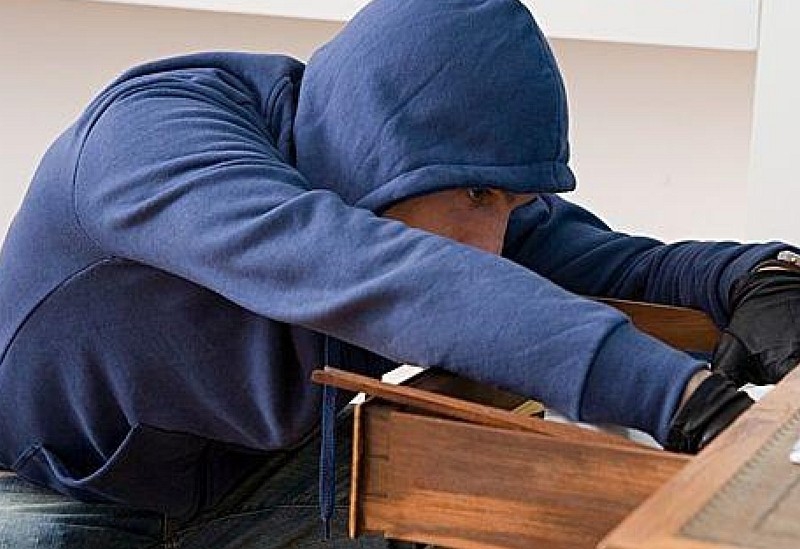 Павлоградца избили и ограбили гости, которых он пригласил к себе домой