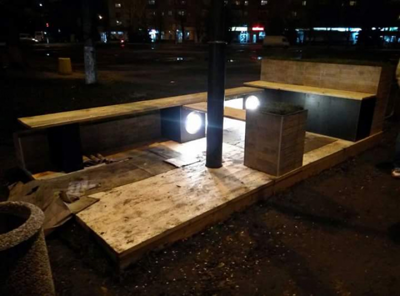 Вандалы сняли фонари с парклета в центре Павлограда