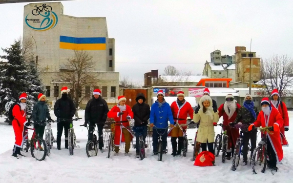 В Павлограде Деды морозы гоняют на велосипедах 