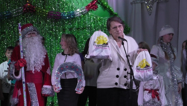 В Першотравенске школьникам подарили палки-селфи