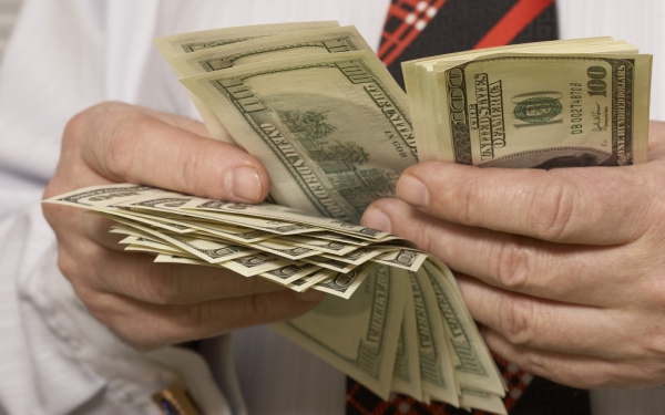 Украинцев избавили от пенсионного сбора при обмене валюты 